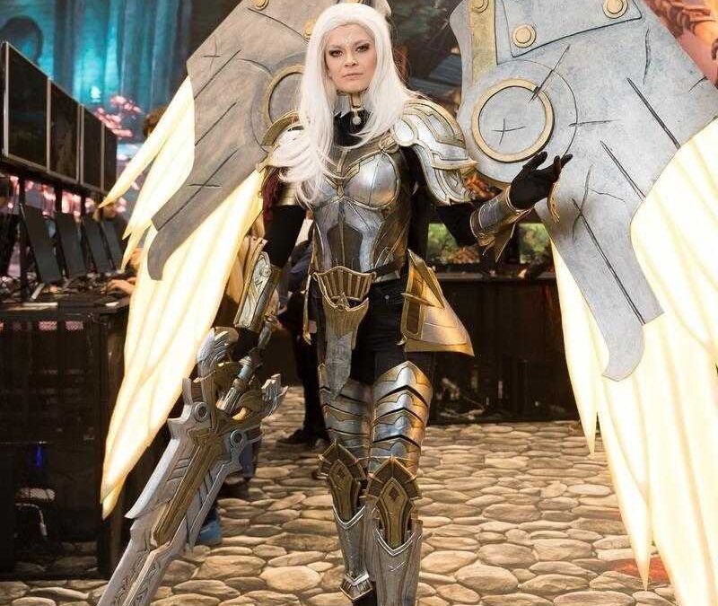 Косплей героини с броней и мечом на ИгроМир 2018