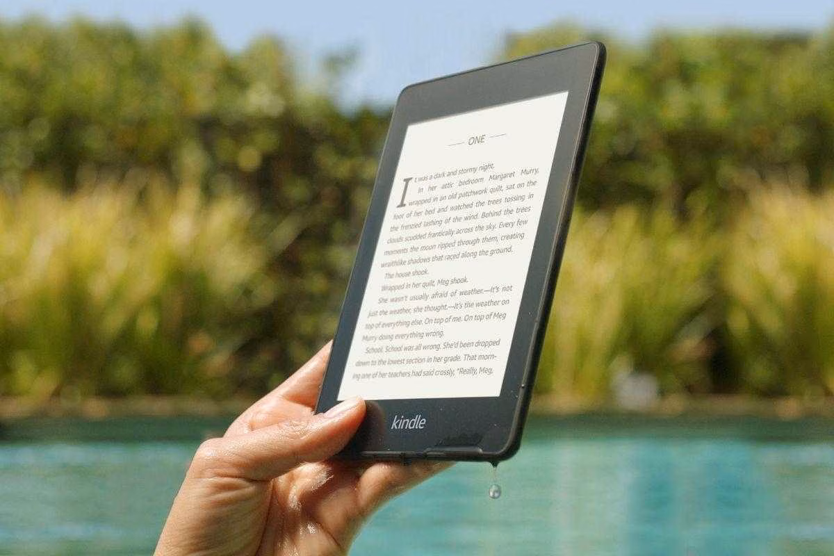 Kindle Paperwhite теперь в новых цветах 2 kindle paperwhite lifestyle image 1.0