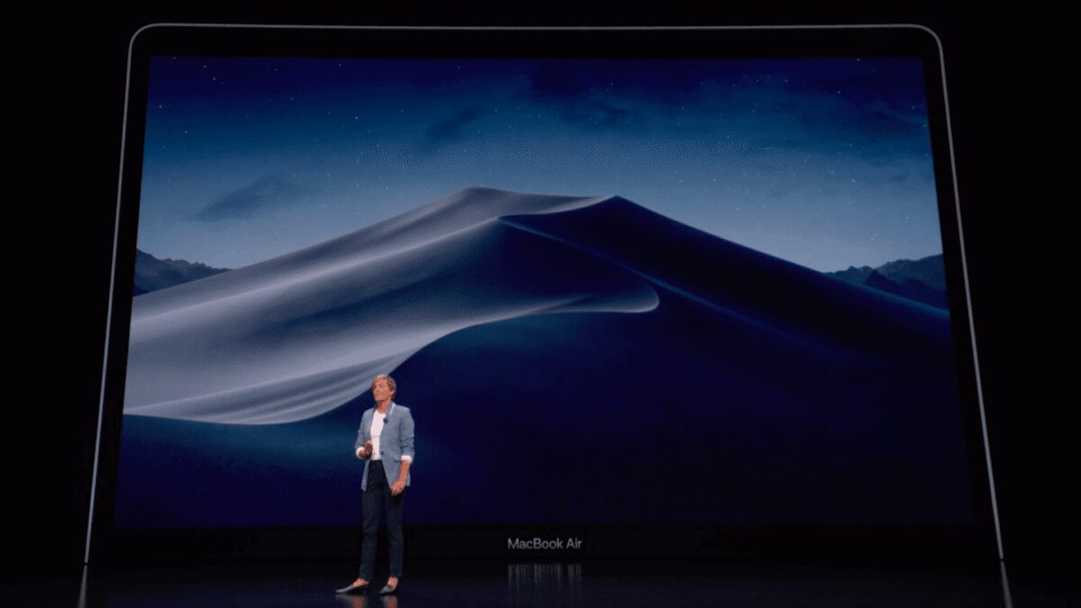 Мужчина на сцене с новым MacBook Air с Retina дисплеем