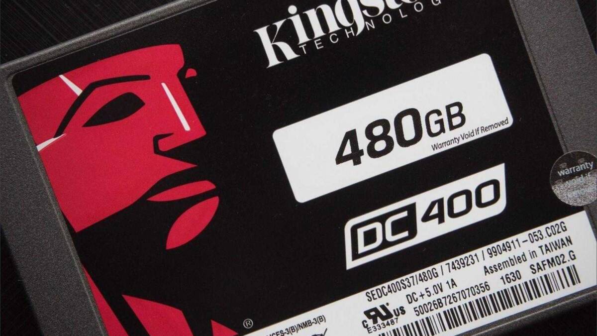 Kingston Digital – лидирующий производитель SSD в прошлом году 3 SSD Kingston Digital на черном фоне с логотипом и характеристиками