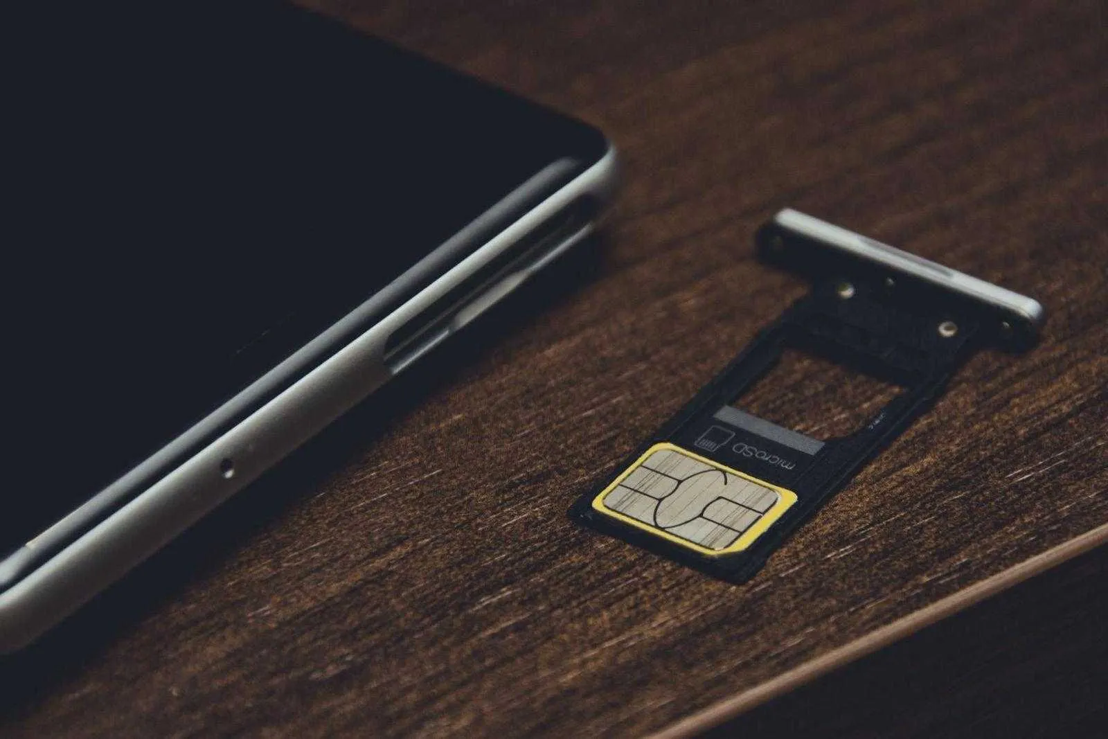 Хочешь — вставляй вторую SIM, хочешь — microSD, на выбор. 