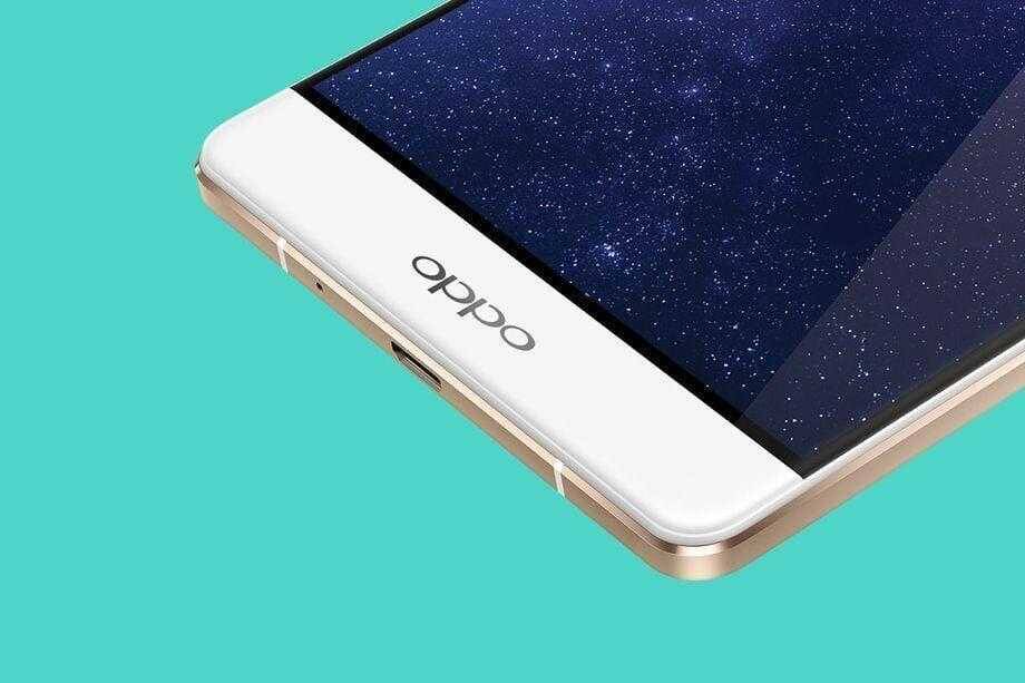 Гибкий смартфон Oppo с белым корпусом и дисплеем
