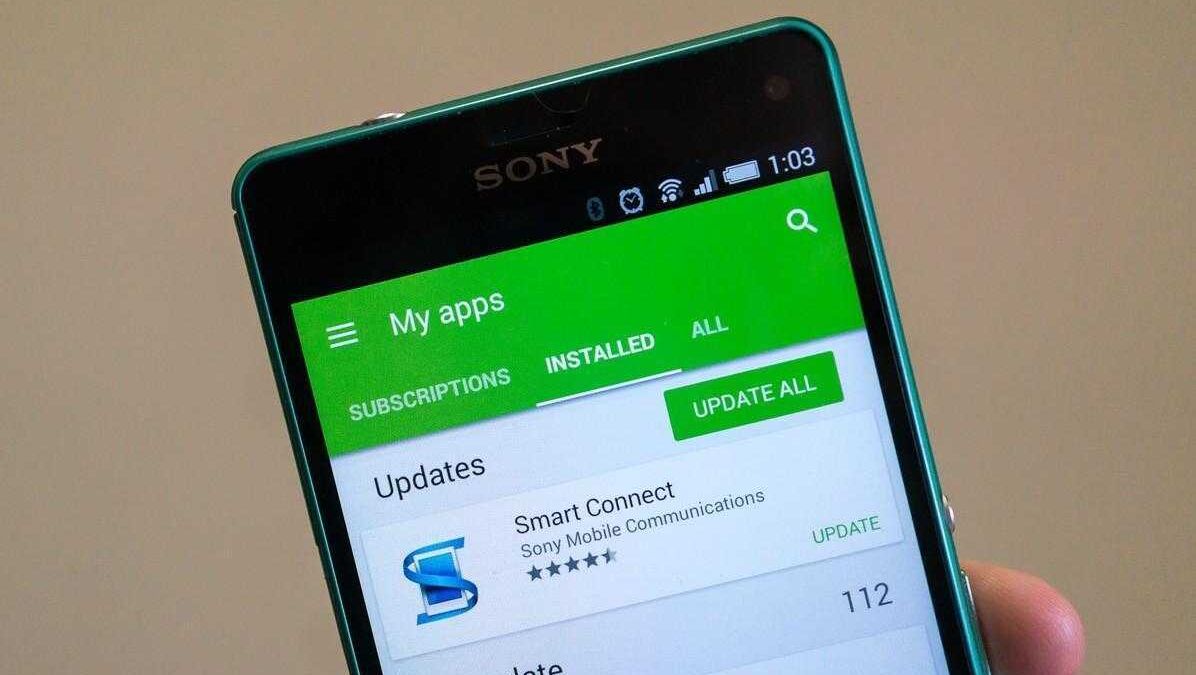 Смартфон Sony с открытым приложением Google Play Market на экране