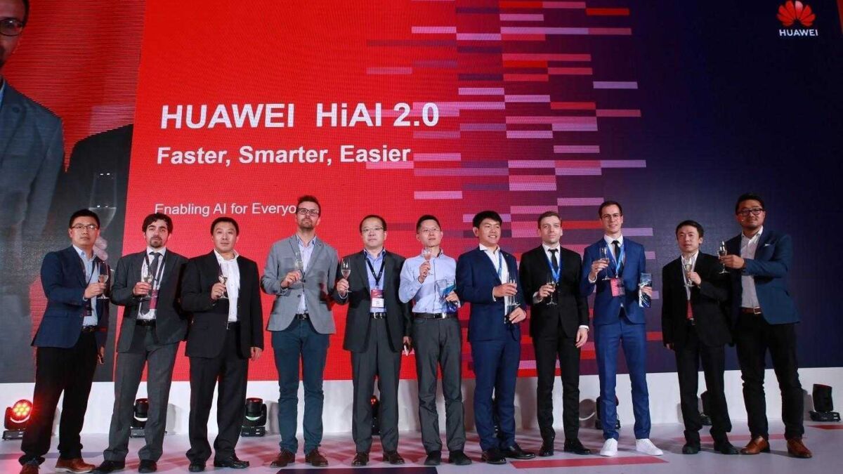 Группа людей на презентации Huawei HiAI 2.0
