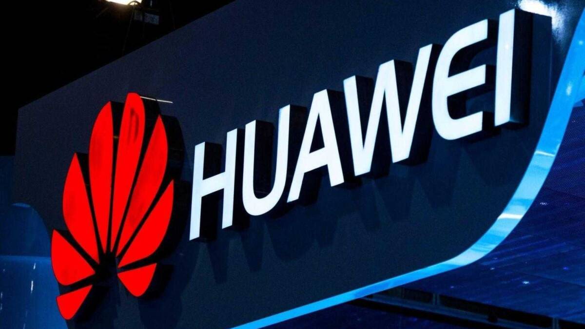 Вывеска Huawei с логотипом и названием компании