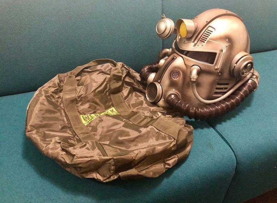 Головной шлем из игры Fallout 76 и сумка для хранения