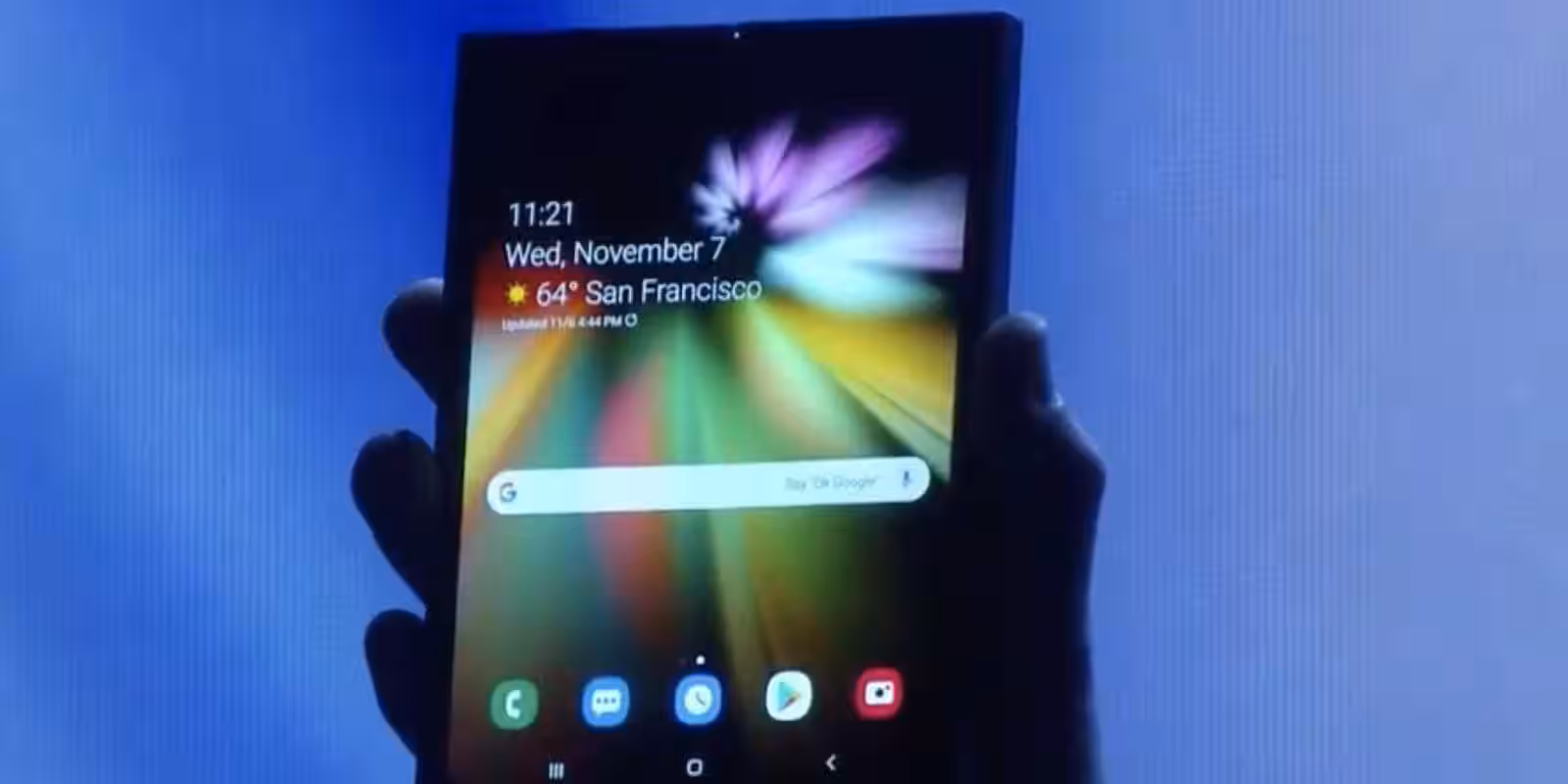 Слухи: Гибкий смартфон Samsung будет невероятно дорогим 1 samsung folding phone demo 1 cropped