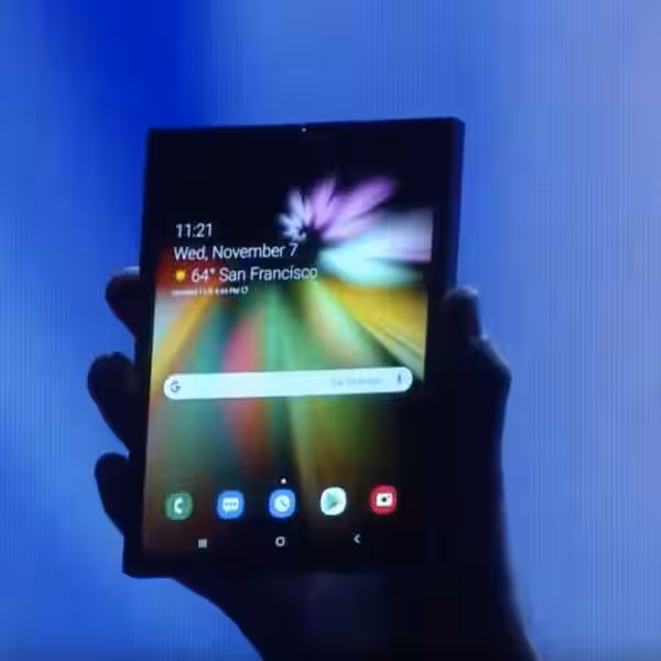 samsung folding phone demo 1 cropped