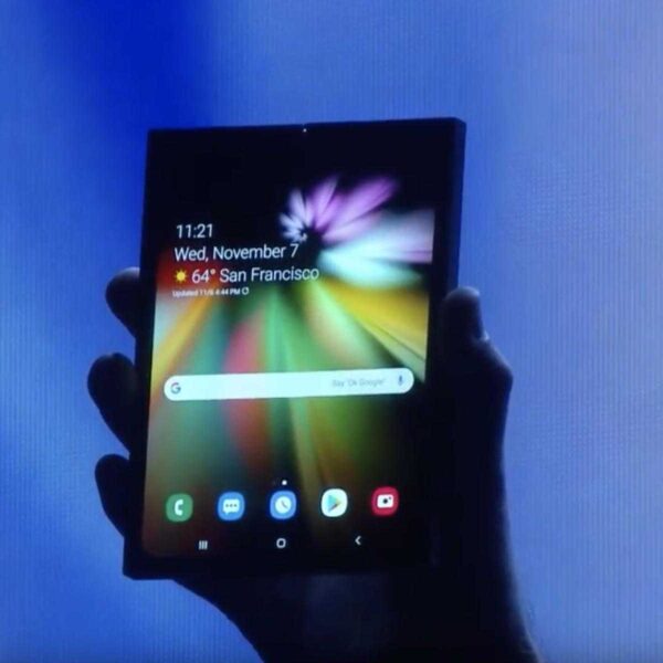 Слухи: Гибкий смартфон Samsung будет невероятно дорогим (samsung folding phone demo 1 cropped)