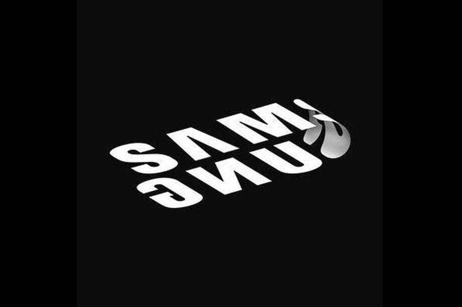 Samsung намекает на анонс своего складного телефона 1 Обратная сторона сгибающегося смартфона Samsung с логотипом