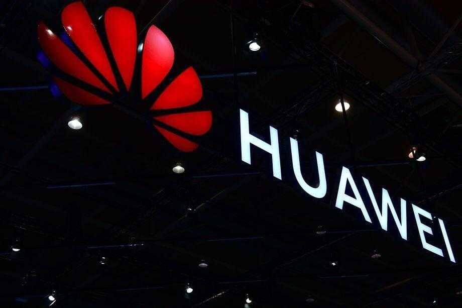 В Канаде арестовали финансового директора Huawei 3 Вывеска компании Huawei с белым логотипом и названием на тёмном фоне