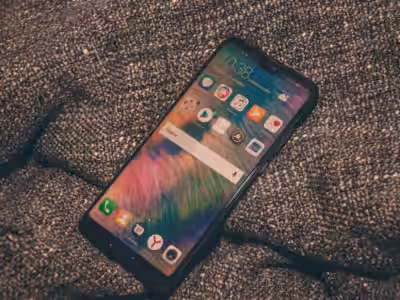 Смартфон Huawei P20 на темном фоне текстура ткани
