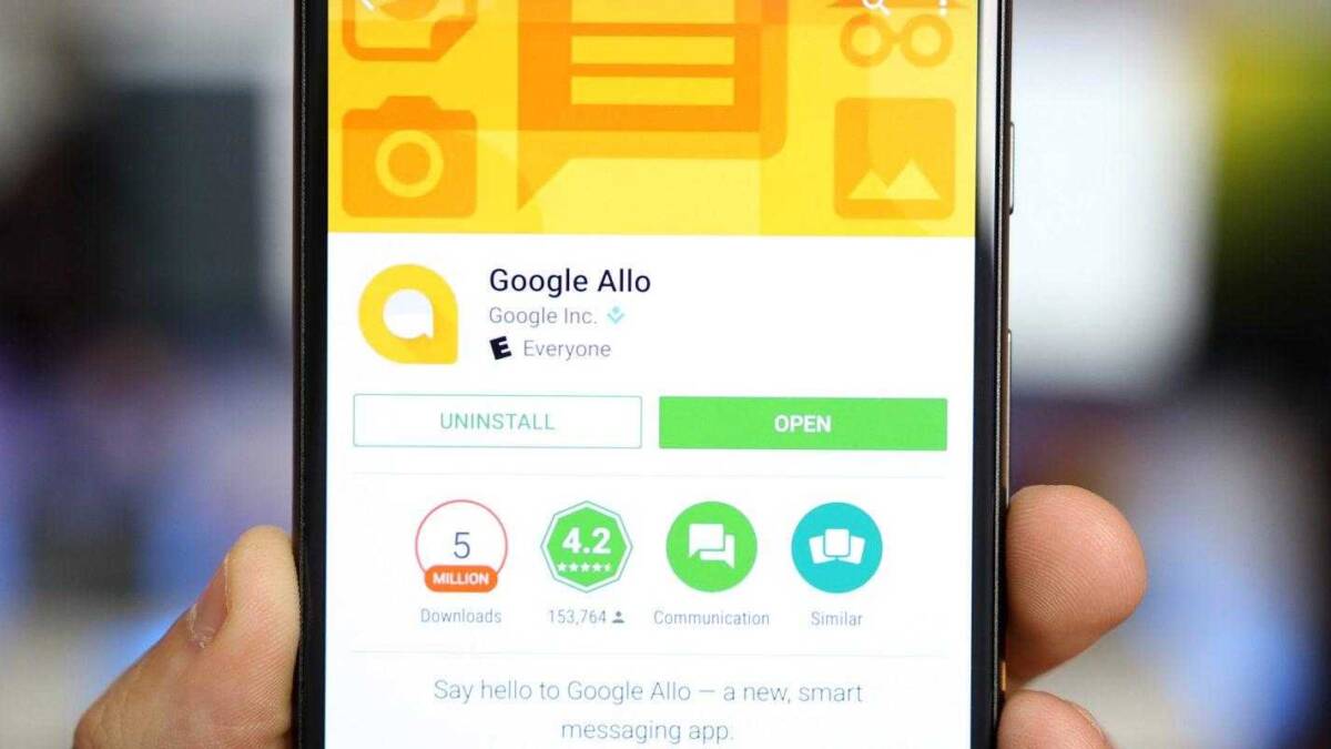 Экран смартфона с страницей приложения Google Allo