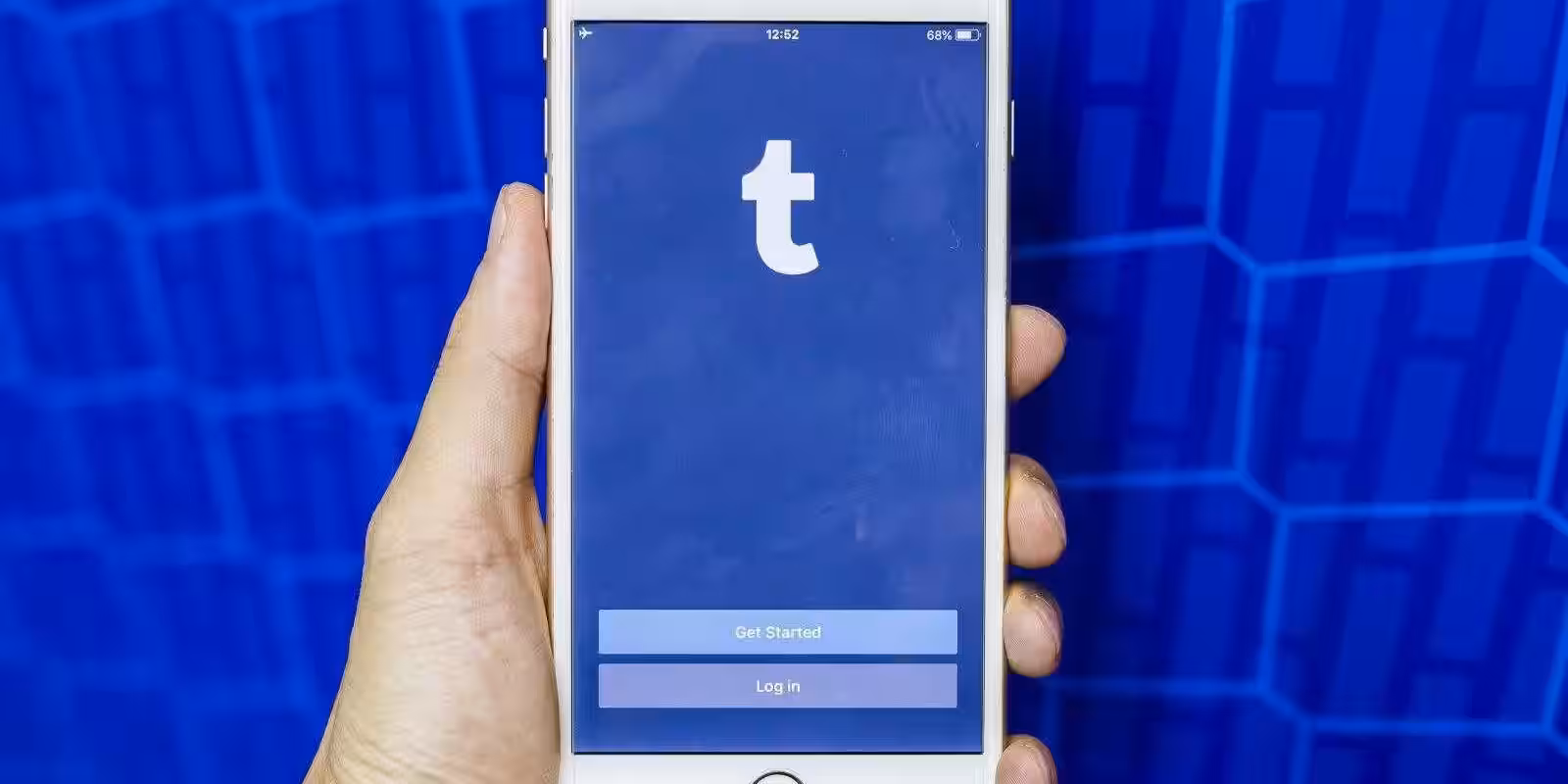 Айфон с открытым приложением Tumblr на экране