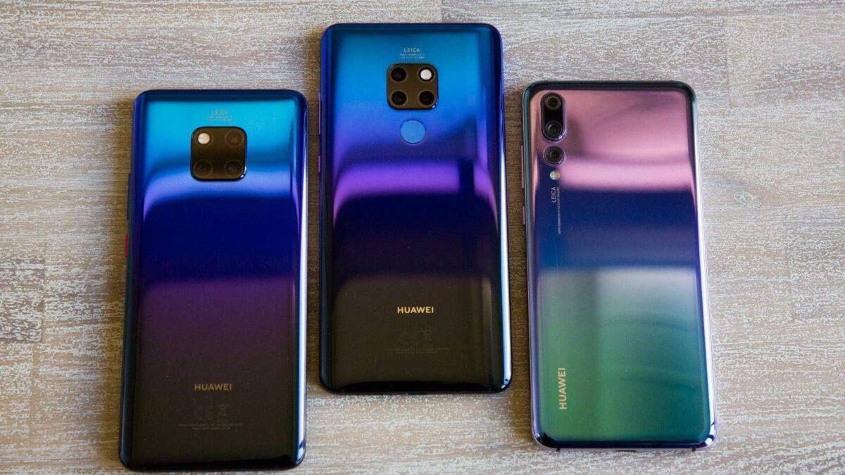 Huawei продал рекордные 200 млн телефонов в 2018 году 3 Три смартфона Huawei на светлом деревяном фоне с градиентными цветами