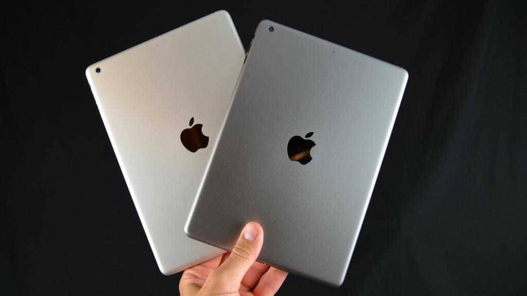 Два новых iPad в серебристом цвете на черном фоне