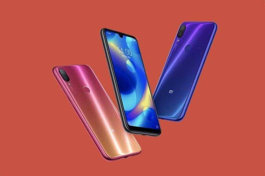 Два смартфона Xiaomi Mi Play с градиентным дизайном задней панели
