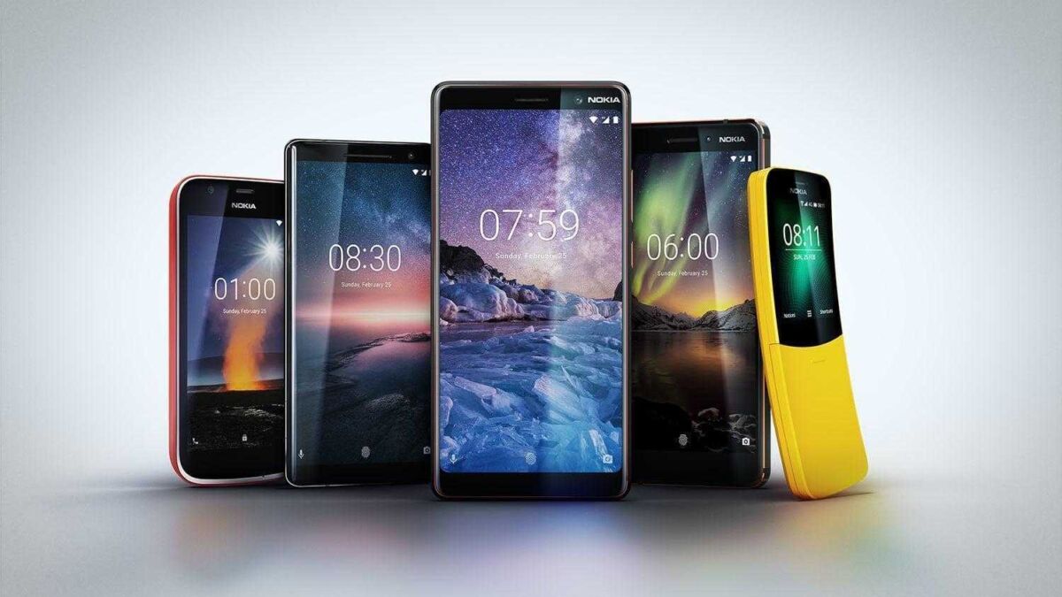 Несколько смартфонов Nokia разных цветов и размеров на сером фоне