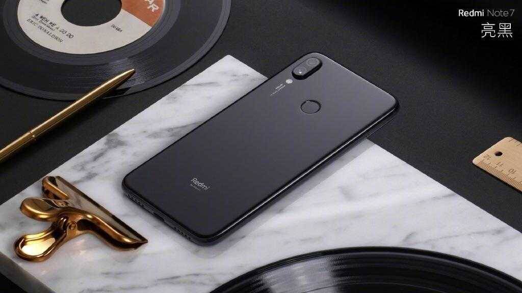 Xiaomi представила Redmi Note 7 с 48-мегапиксельной камерой 3 Задняя панель Redmi Note 7 черного цвета с двойной камерой и сканером отпечатков пальцев