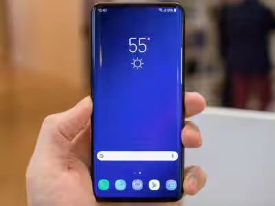 Смартфон Samsung Galaxy S10 с отображением температуры на экране