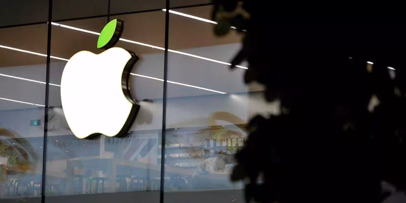 Фасад магазина Apple с яркой логотипом на витрине