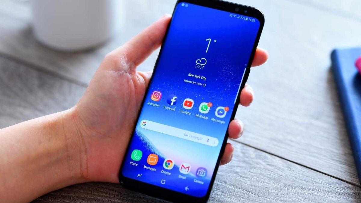 Смартфон Samsung Galaxy S10 с экраном и приложениями