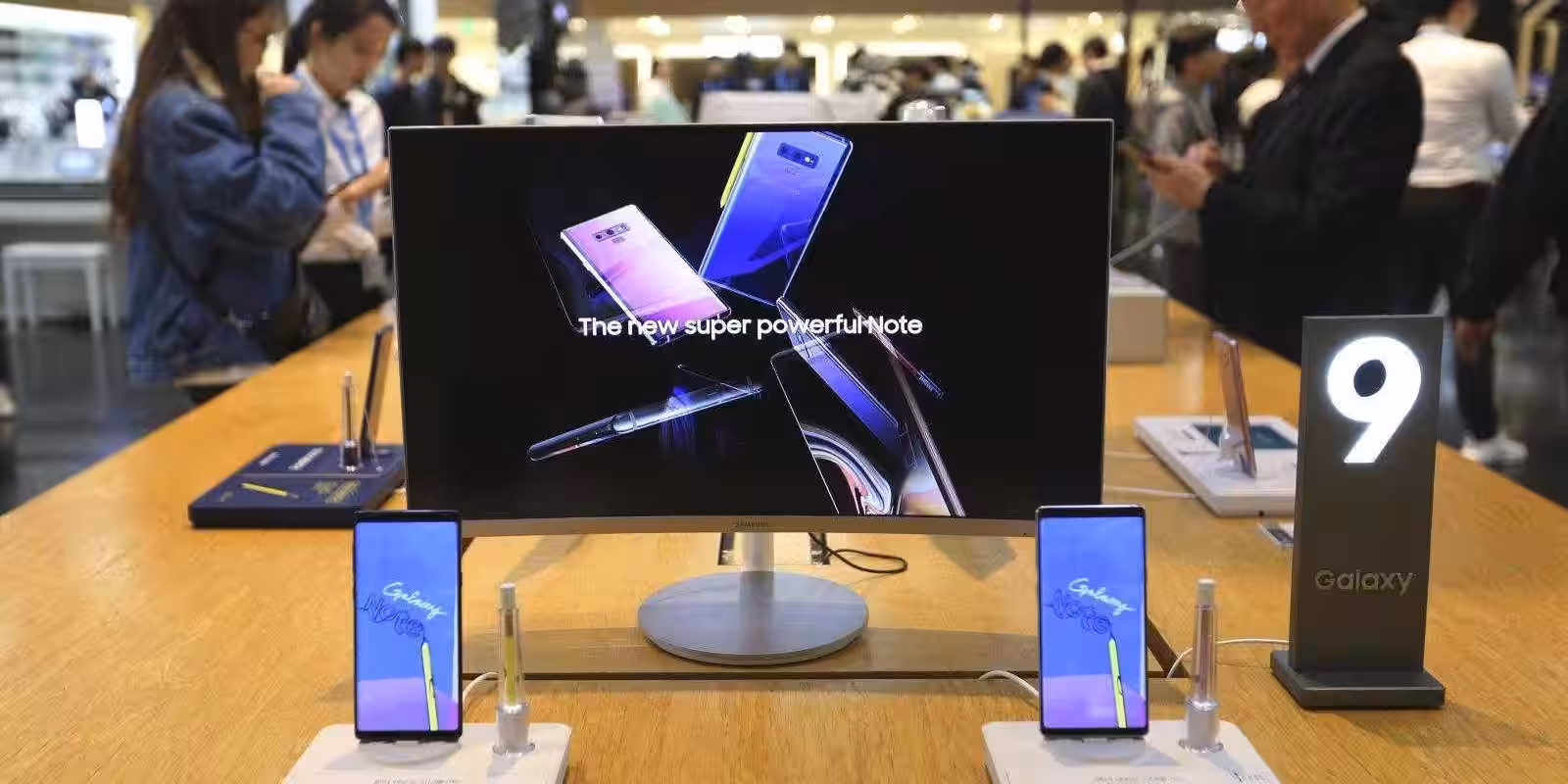 Samsung Galaxy S10 на дисплее выставки с дисплеями на подставках