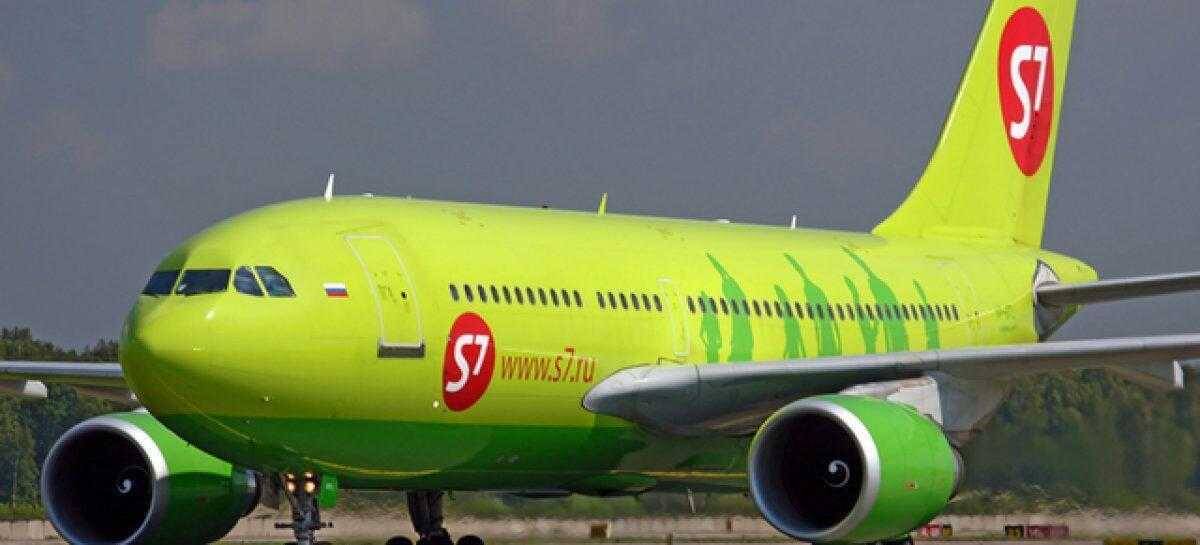 Самолет S7 Airlines зеленого цвета с логотипом на хвосте и крыльях