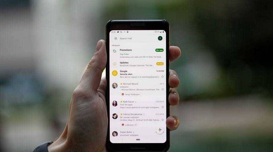 Google обновила дизайн мобильного приложения Gmail 5 Рука держит смартфон с приложением Gmail на экране