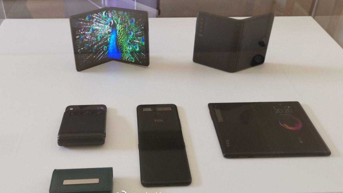 Сгибающиеся смартфоны TCL на выставке MWC 2019, дисплеи в открытом виде и в сложенном состоянии