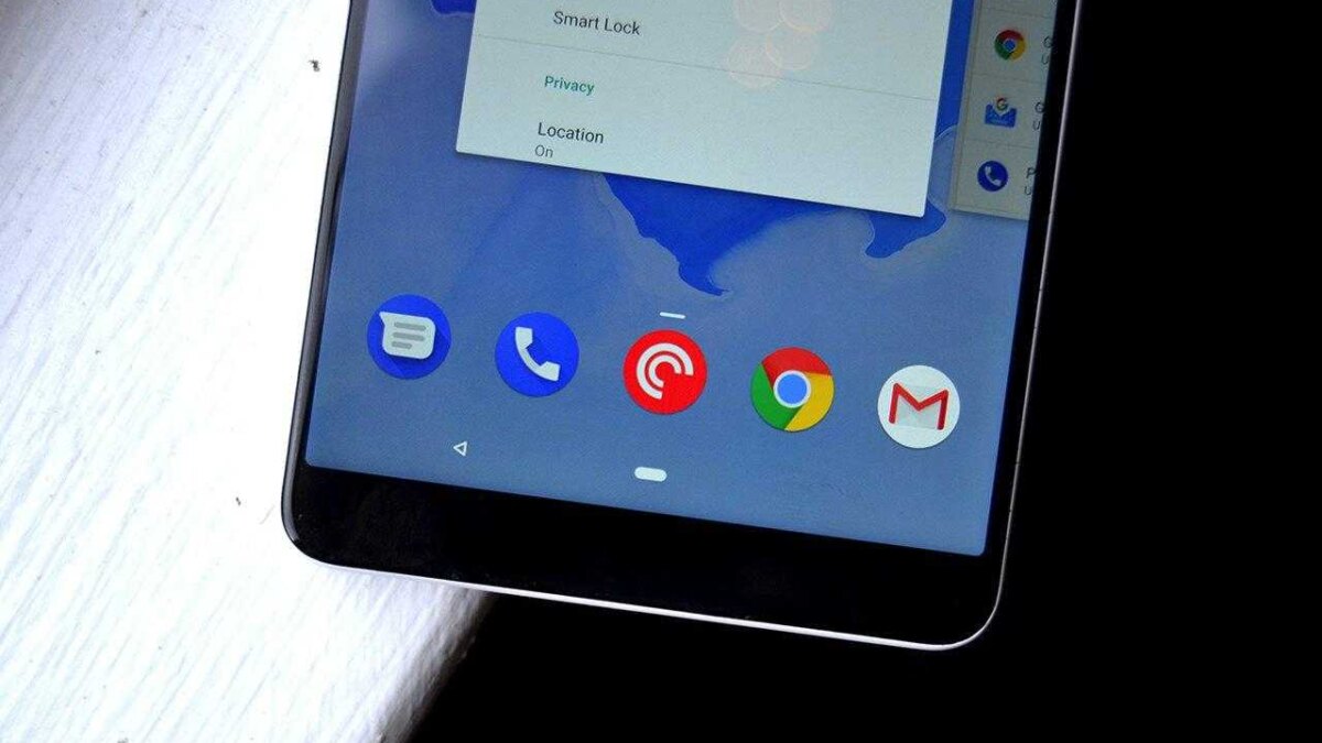 Экран смартфона с иконками популярных приложений и меню настроек