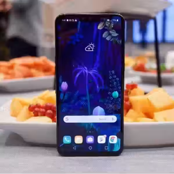 Hands on with the LG V50 ThinQ and its... dual display case