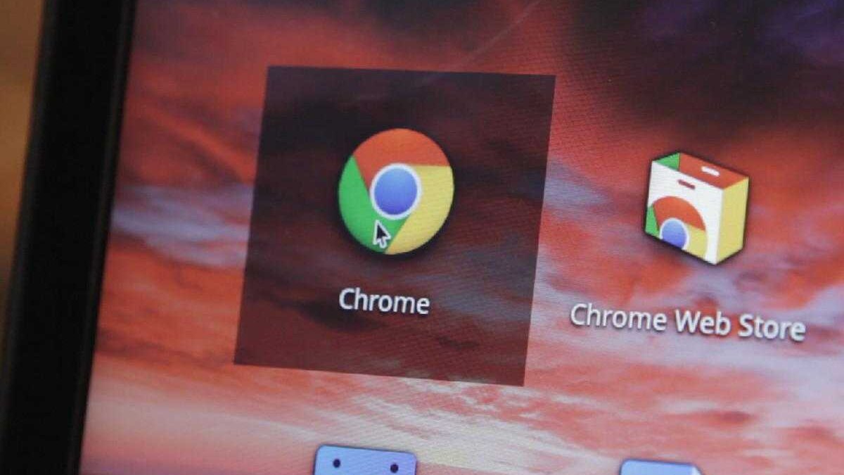 Экран ноутбука с яркой обложкой Firefox браузера и иконками Chrome и Chrome Web Store