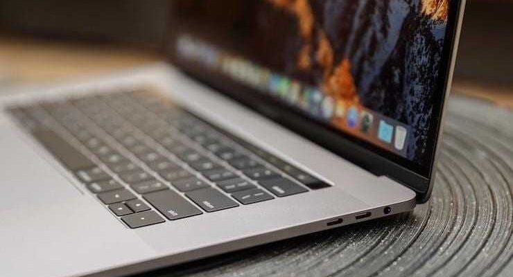В 2019 году Apple планирует сделать новый 16-дюймовый MacBook Pro для геймеров и дизайнеров (apple macbook pro touch bar 15 inch 2017)