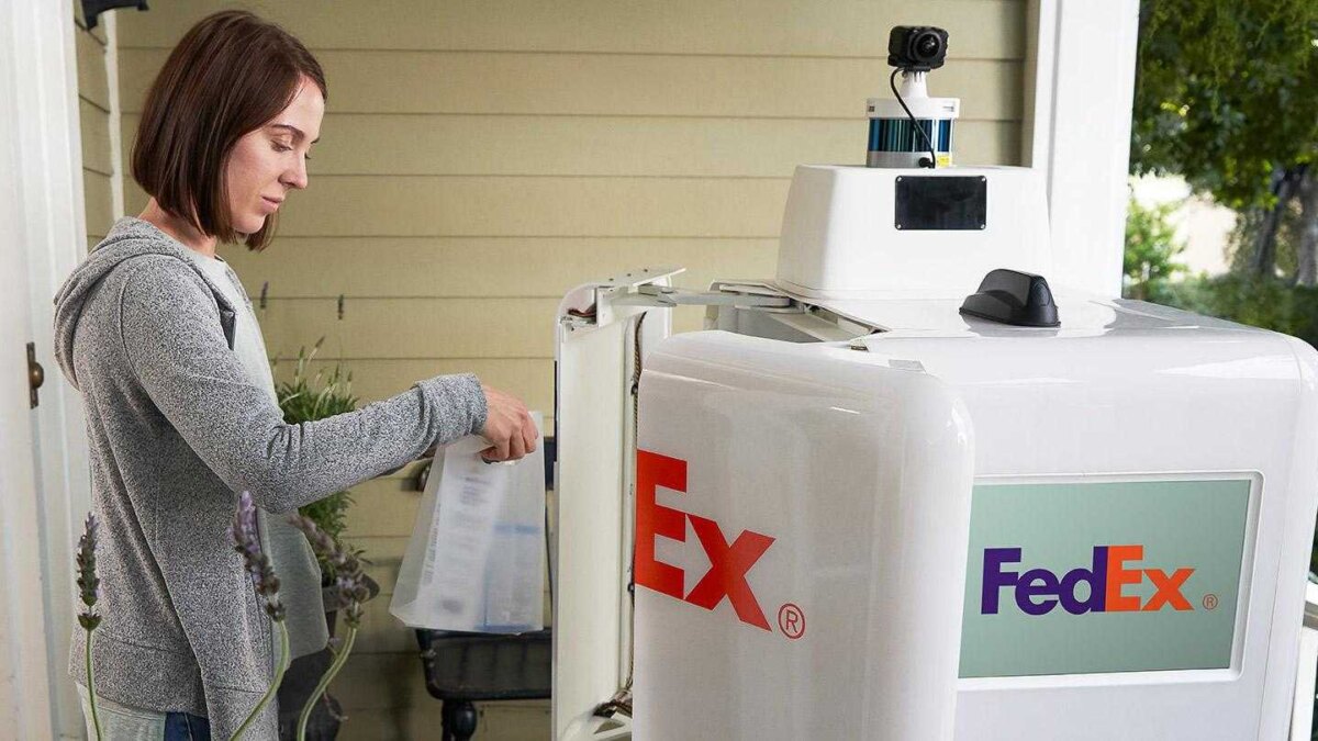 Девушка забирает посылку из автоматизированной станции FedEx