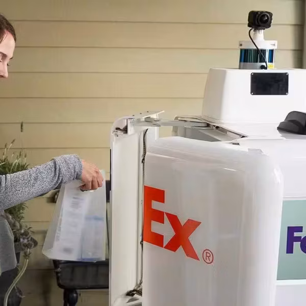 Девушка забирает посылку из автоматизированной станции FedEx