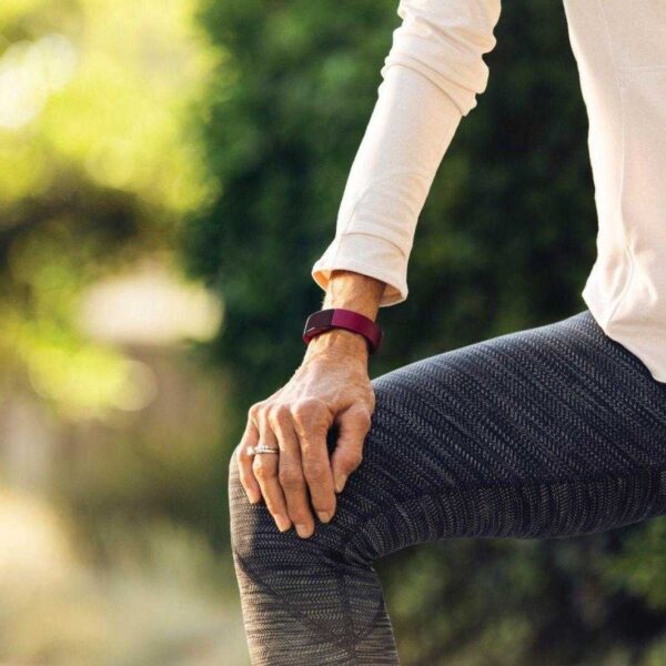 Последний трекер Fitbit Inspire нельзя будет купить (fitbit inspire lifestyle grandparents sidewalk girl stretching 075)
