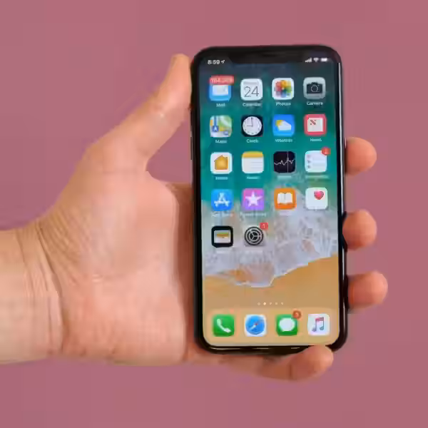 Расширенный экран iPhone с приложениями на фоне сиреневого цвета