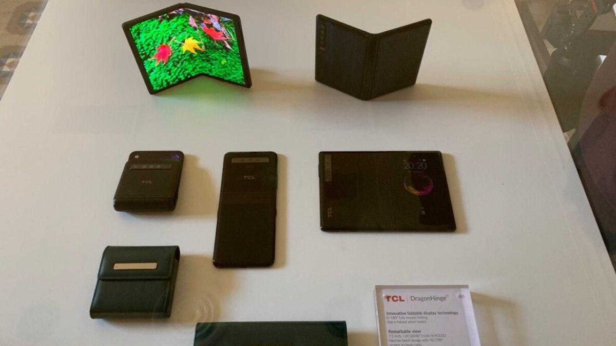 Расположенные складные смартфоны TCL на выставке