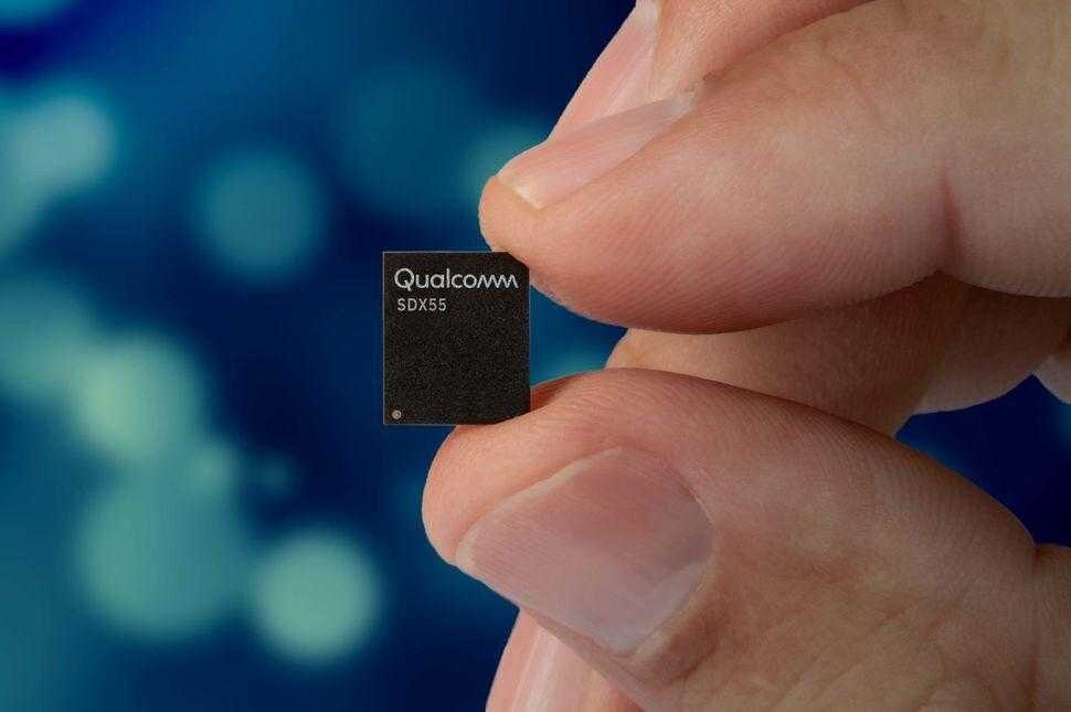 Чип Qualcomm Snapdragon X55 5G в руке крупный план