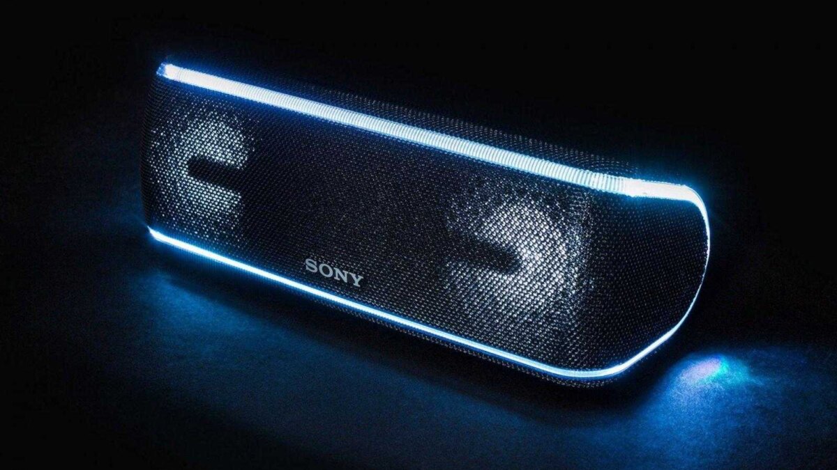 Разработанная акустическая колонка Sony Extra Bass с световой подсветкой
