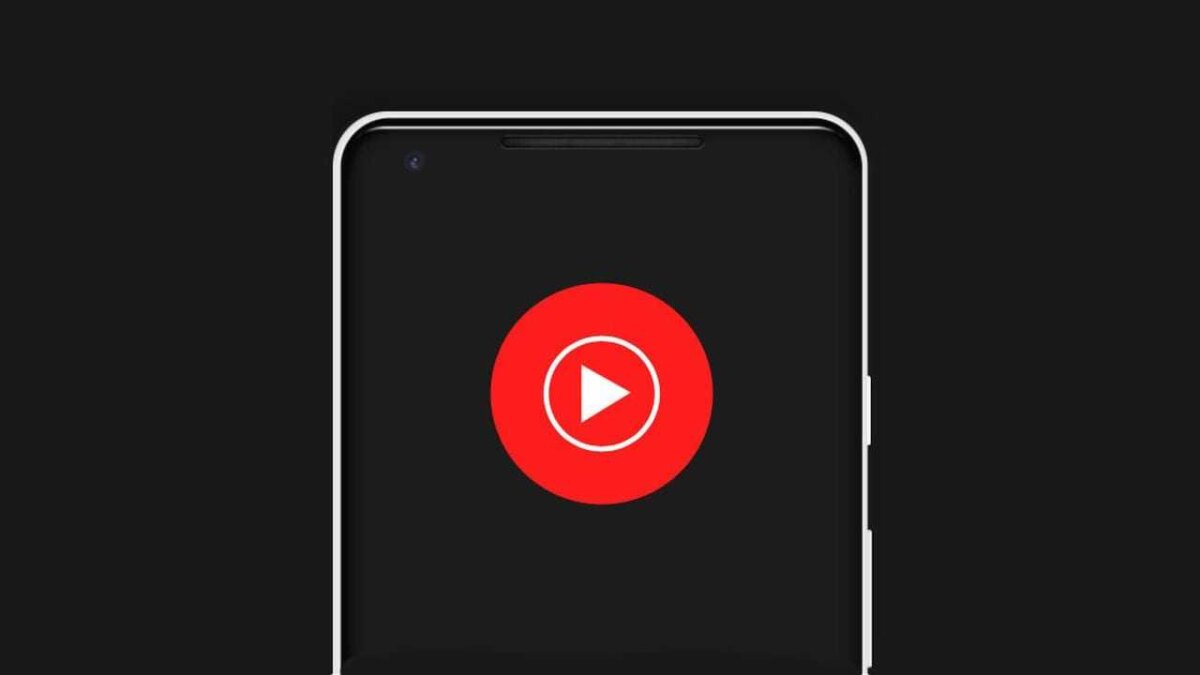 Экран смартфона с кнопкой воспроизведения в центре интерфейса приложения YouTube Music на черном фоне