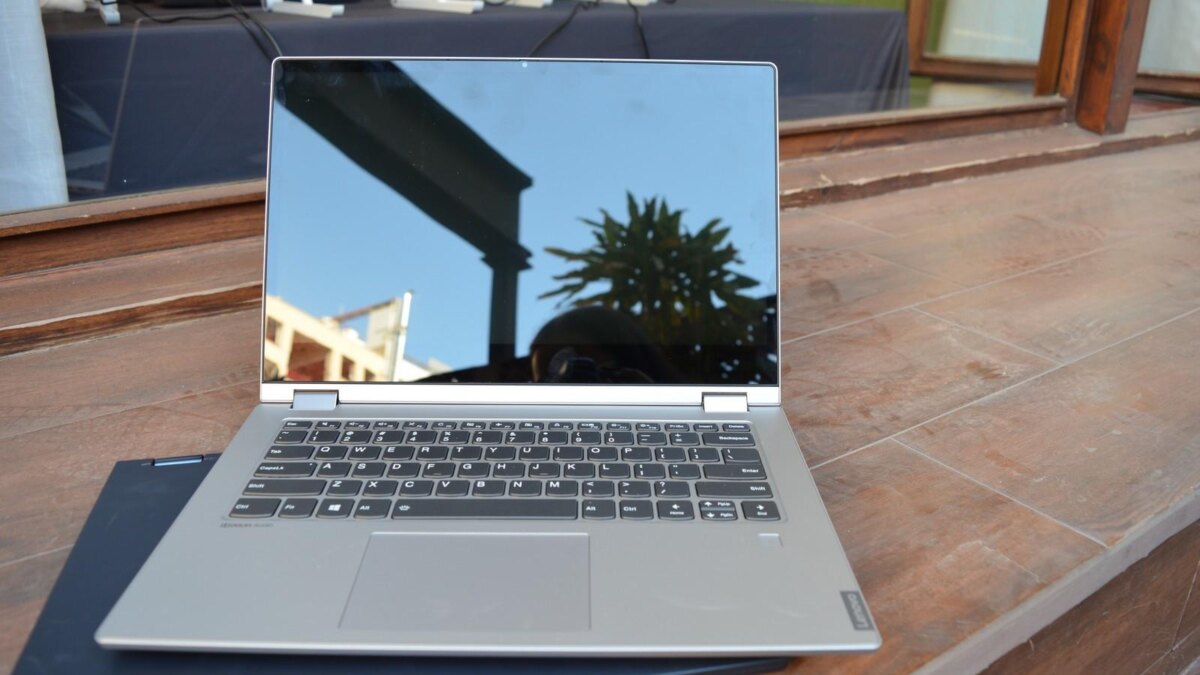 Наблюдается ноутбук Lenovo IdeaPad C340 на деревянной поверхности