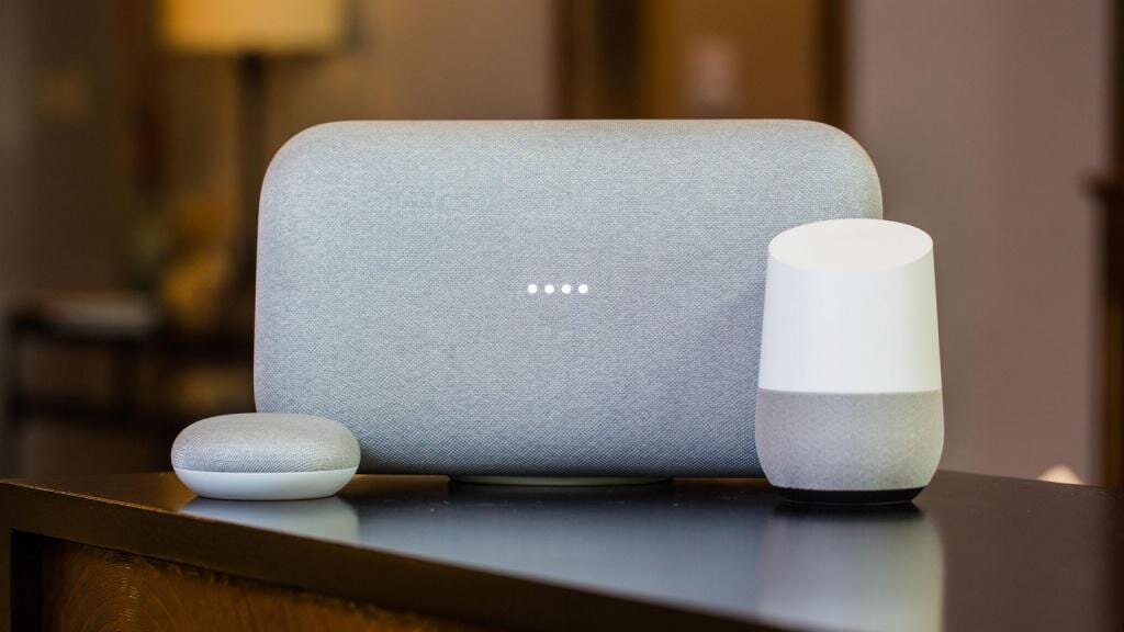 Умная колонка Google Assistant и динамик на столе