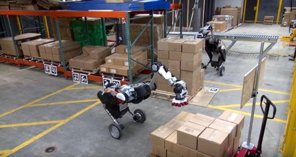 Роботы Boston Dynamics укладывают коробки на складе