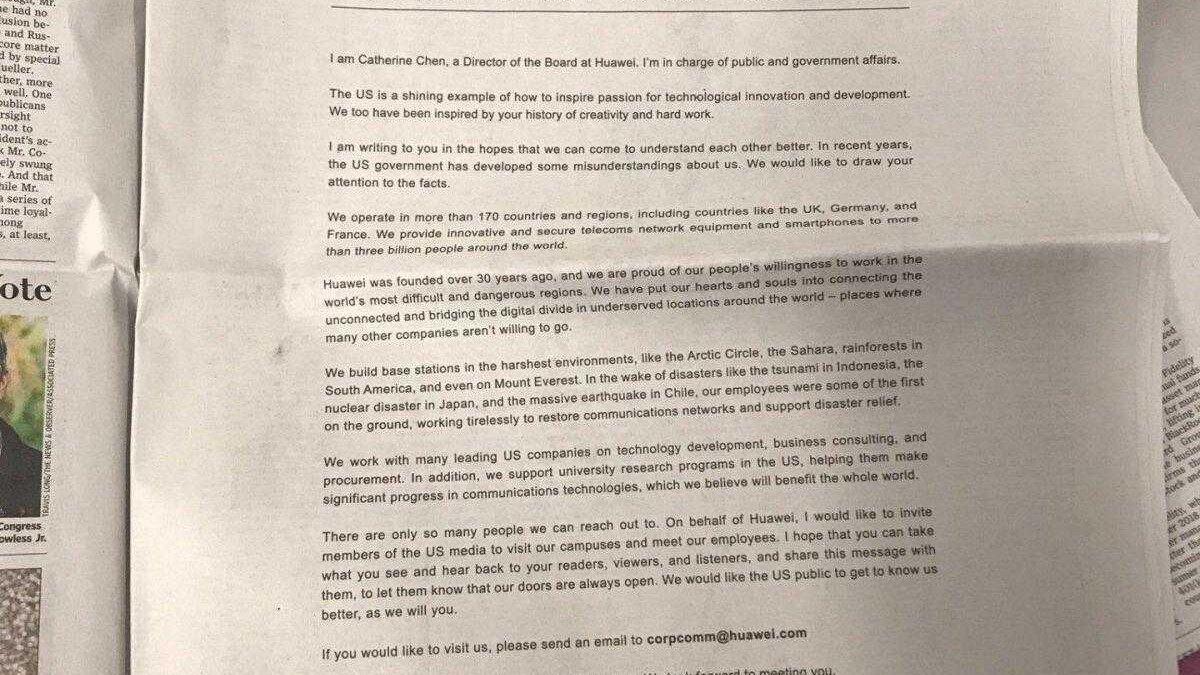 Газетный лист с обращением к СМИ с логотипом Huawei