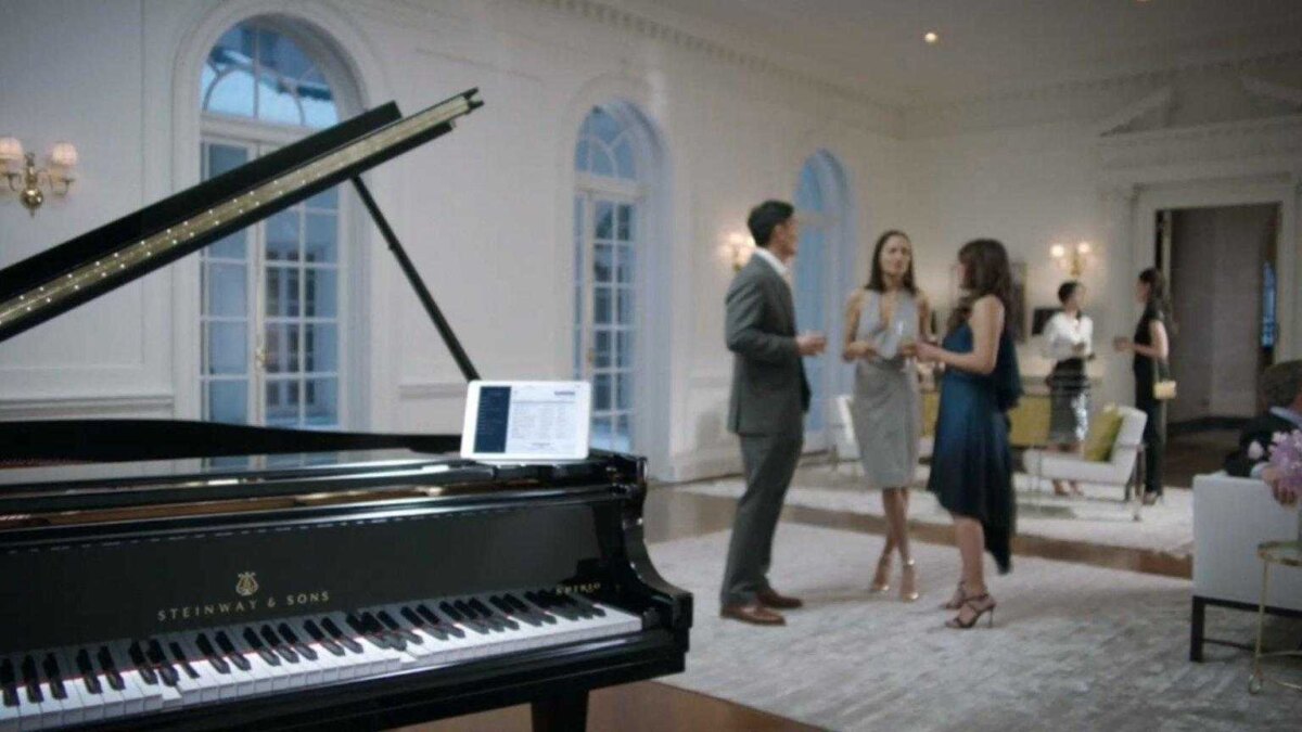 Здание Salesforce Tower с логотипом Salesforce на фасаде