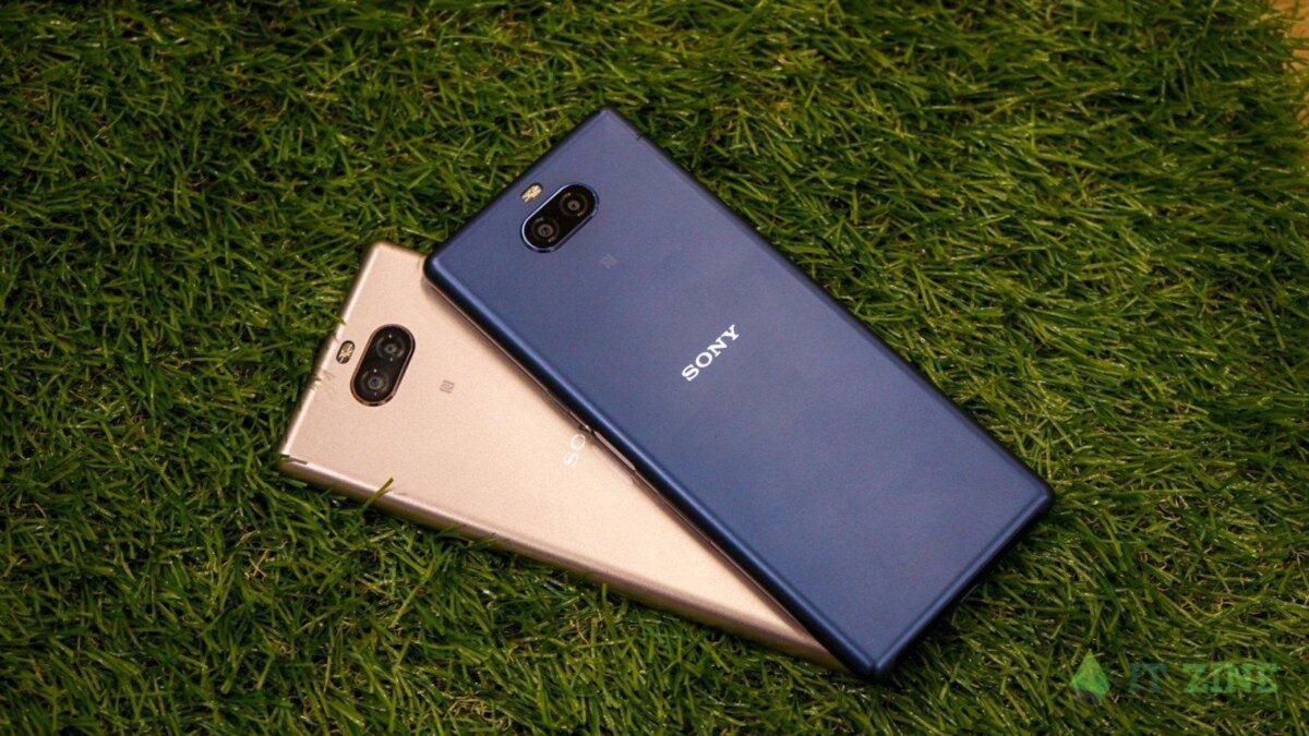 Две Sony Xperia 10 на зеленой траве