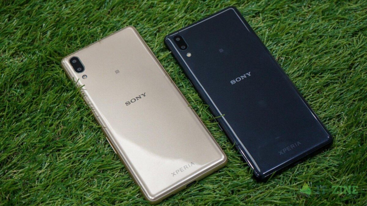 Два смартфона Sony Xperia на траве сзади
