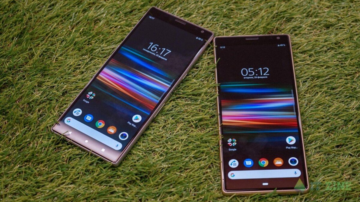 Два смартфона Sony Xperia 10 и 10 Plus на траве